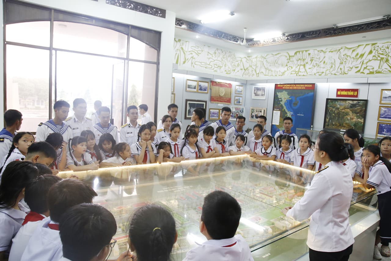 Lữ đoàn 83 phối hợp tổ chức các hoạt động tìm hiểu truyền thống Quân đội