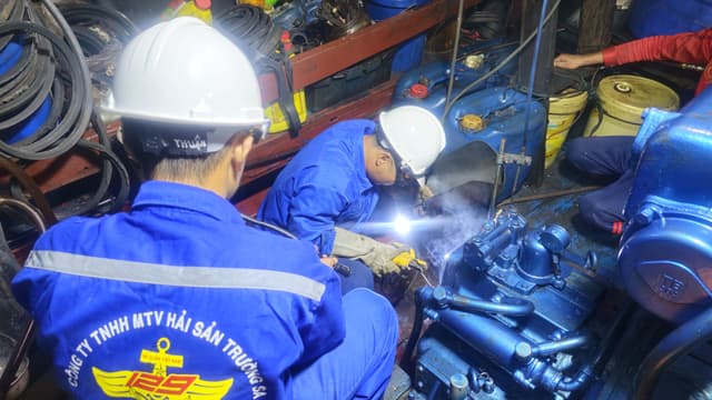 HỖ TRỢ SỬA CHỮA TÀU CÁ TẠI TRƯỜNG SA