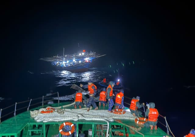 Tàu 950 cứu nạn tàu cá trong đêm