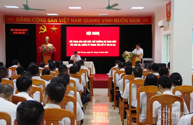Chuẩn Đô đốc Hoàng Lương Ngọc chủ trì đối thoại dân chủ tại Trung tâm Xử lý tin ra đa