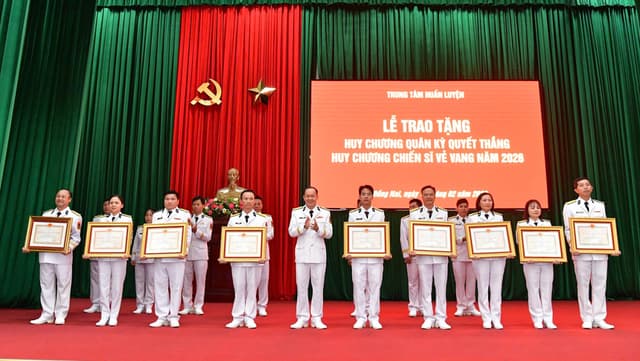Trung tâm Huấn luyện Vùng 2 trao tặng huân, huy chương cho cán bộ, nhân viên