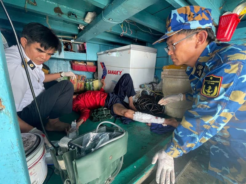 Nhà giàn DK1/10 cấp cứu ngư dân gặp nạn trên biển