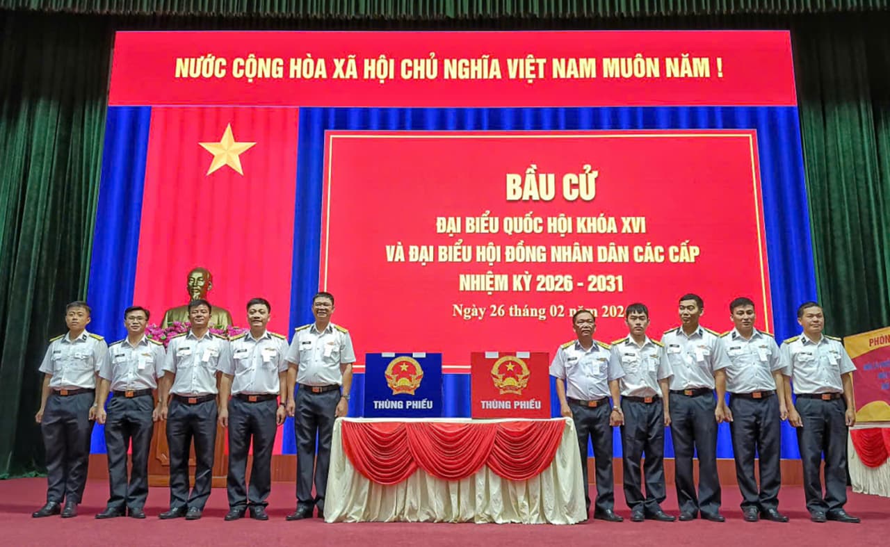 Vùng 2 Hải quân tổ chức bầu cử sớm tại bến và tiễn đoàn thực hiện nhiệm vụ bầu cử trên biển