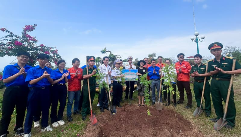 Trung đoàn 251 phối hợp tổ chức chương trình “Tết trồng cây đời đời nhớ ơn Bác Hồ”