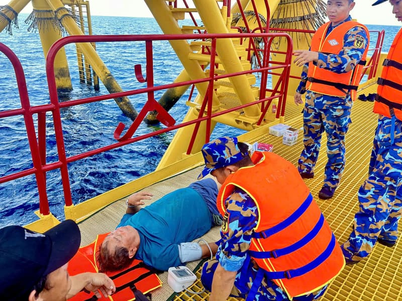 Nhà giàn DK1/11 cấp cứu kịp thời ngư dân bị nạn trên biển