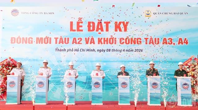 Tư lệnh Hải quân dự lễ đặt ky đóng mới tàu tại Tổng công ty Ba Son