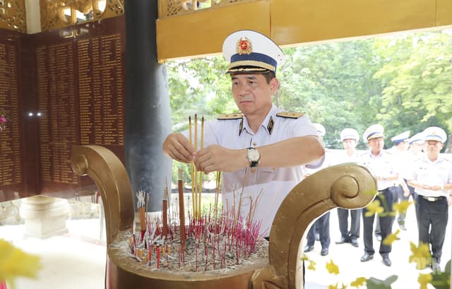 Đoàn công tác Quân chủng Hải quân dâng hương tưởng niệm các Anh hùng liệt sĩ tại Công viên Lê Thị Riêng