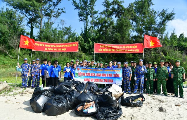 Cán bộ, chiến sĩ Lữ đoàn 171 chung tay làm sạch biển