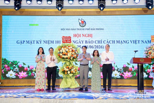Báo Hải quân Việt Nam có 6 hội viên được tặng Kỷ niệm chương "Vì sự nghiệp báo chí Việt Nam"