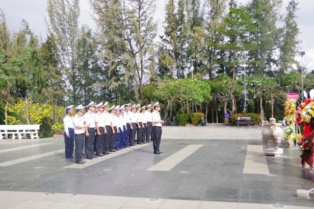 Lữ đoàn Không quân Hải quân 954 dâng hương tưởng niệm các anh hùng, liệt sĩ nhân dịp Tết Nguyên đán Bính Ngọ 2026