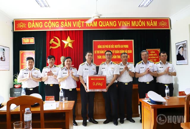 Chính ủy Hải quân thăm, kiểm tra Trạm Ra đa 500