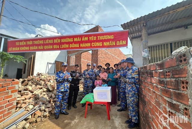 Lữ đoàn 954 thăm, kiểm tra lực lượng giúp dân xây dựng nhà ở tại tỉnh Khánh Hòa