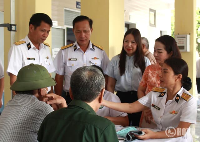 Phối hợp khám sức khỏe, tặng quà các đối tượng chính sách nhân dịp 27/7