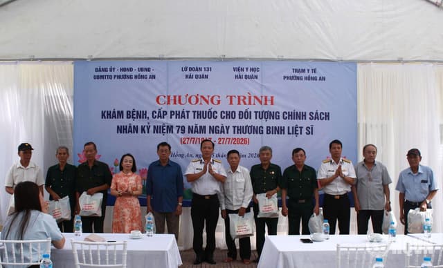Phối hợp khám sức khỏe, tặng quà các đối tượng chính sách nhân dịp 27/7