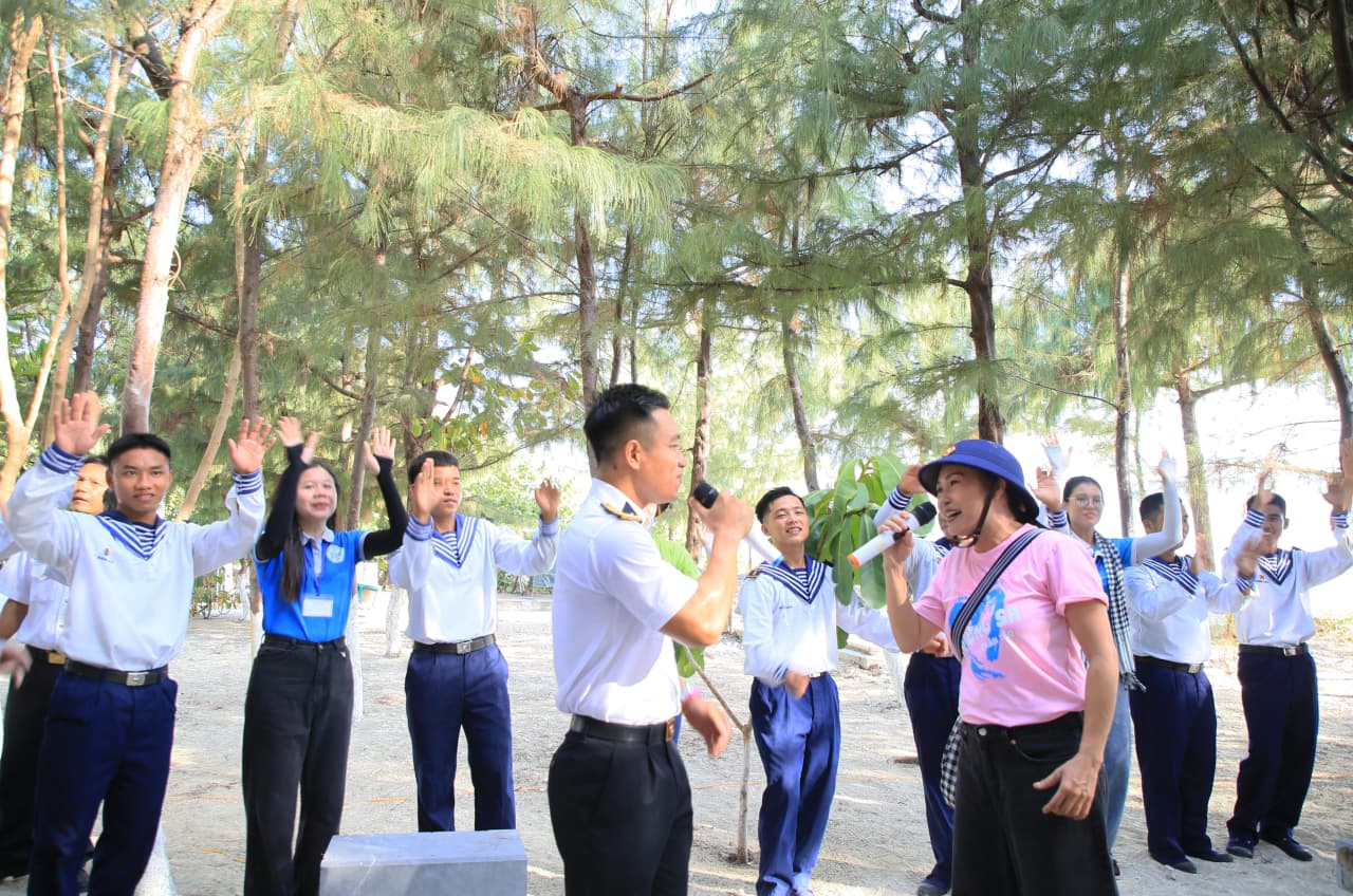 Ca sĩ Phương Thanh: “Ra Trường Sa để sống đúng hơn, đẹp hơn”