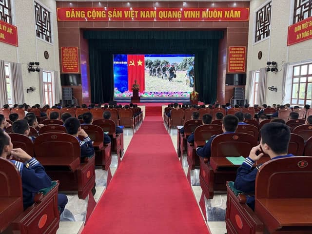 Lữ đoàn 131 giáo dục truyền thống cho chiến sĩ mới