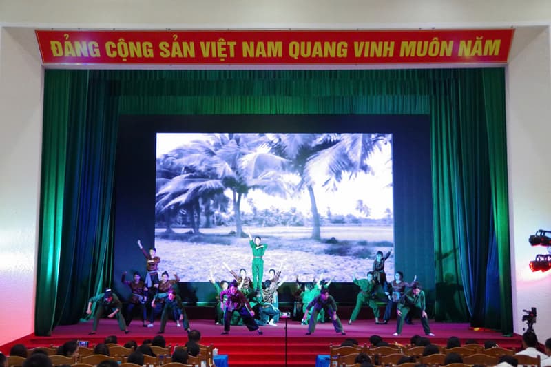 Tuổi trẻ Trung tâm Huấn luyện Vùng 4 giao lưu văn nghệ