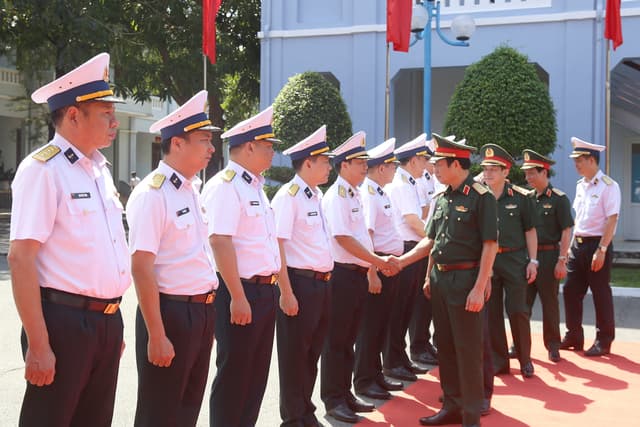 Đại tướng Nguyễn Tân Cương kiểm tra, chúc tết các đơn vị Hải quân tại Căn cứ quân sự Cam Ranh