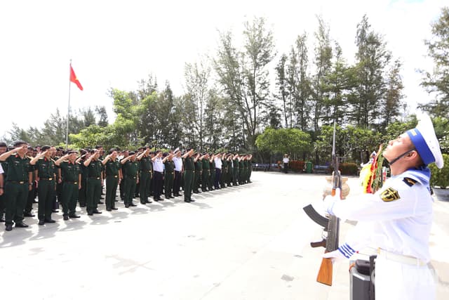 Đoàn đại biểu dự Hội nghị thông tin, tuyên truyền về biển đảo tri ân các Anh hùng liệt sĩ