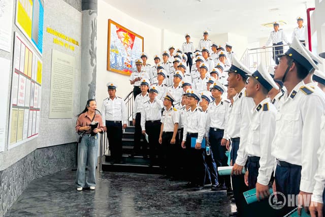 Trung tâm Huấn luyện Vùng 4 tổ chức tham quan, giáo dục truyền thống