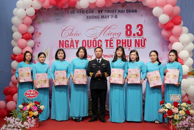 Xưởng may 7-5 tuyên truyền sức khỏe và quyền bình đẳng giới của phụ nữ