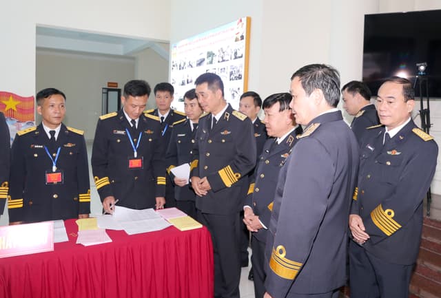 Phó Đô đốc Nguyễn An Phong kiểm tra công tác bầu cử tại Vùng 1 và Lữ đoàn 126