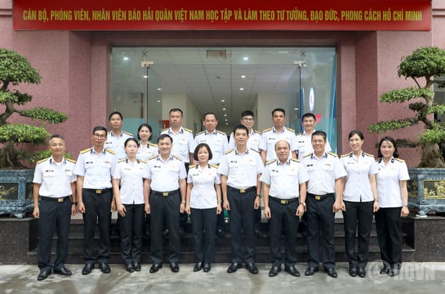 Phó Đô đốc Nguyễn An Phong thăm, chúc mừng Báo Hải quân Việt Nam nhân kỷ niệm 101 năm Ngày Báo chí Cách mạng Việt Nam