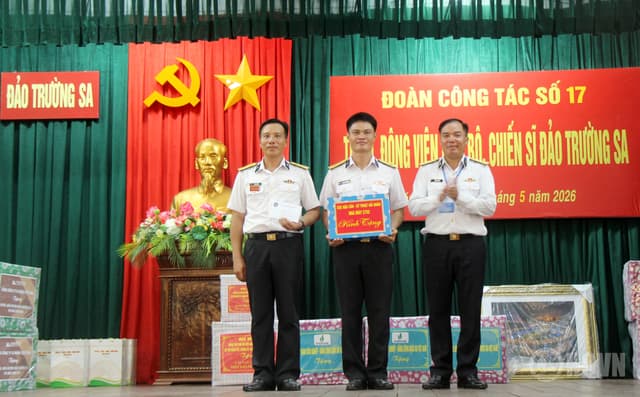 Giám đốc Nhà máy Z753 thăm, động viên lực lượng làm nhiệm vụ tại Trường Sa