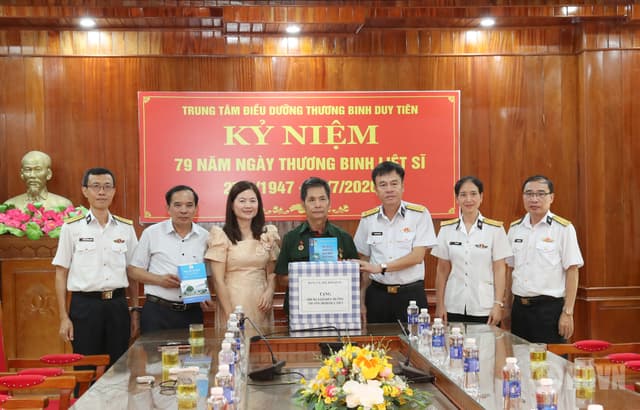 Quân chủng Hải quân thăm, tặng quà Trung tâm Điều dưỡng thương binh Duy Tiên