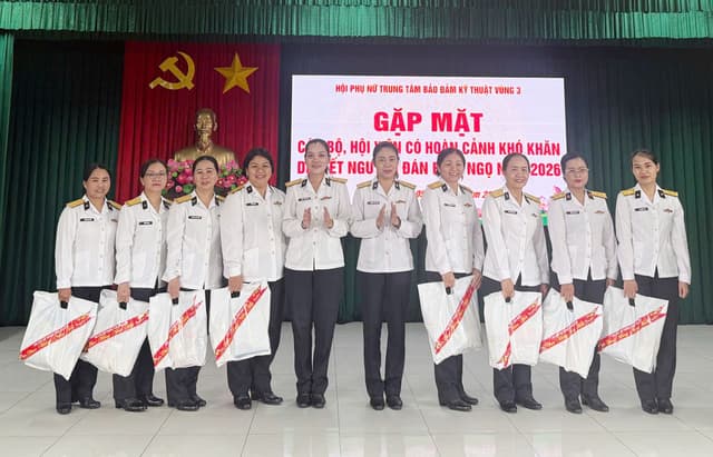 Hội phụ nữ Trung tâm bảo đảm kỹ thuật Vùng 3 trao quà cho hội viên có hoàn cảnh khó khăn