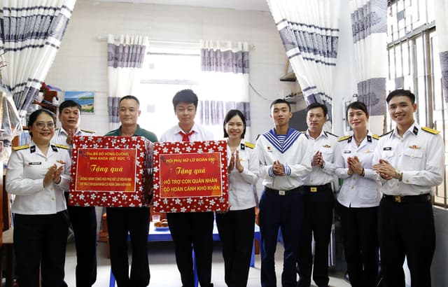 “Mẹ đỡ đầu” - nghĩa tình đồng đội