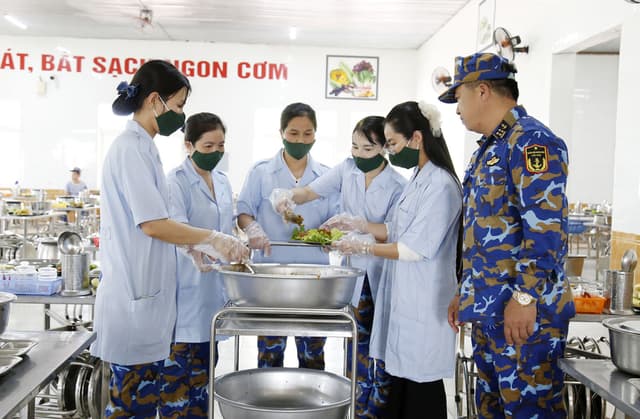 “Bữa cơm nghĩa tình” ở Vùng 3 Hải quân