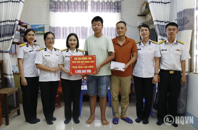 Hội Phụ nữ Lữ đoàn 680 thăm, tặng quà con quân nhân có hoàn cảnh khó khăn