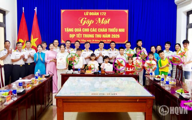 Lữ đoàn 172 gặp mặt, tặng quà thiếu nhi dịp Tết Trung thu