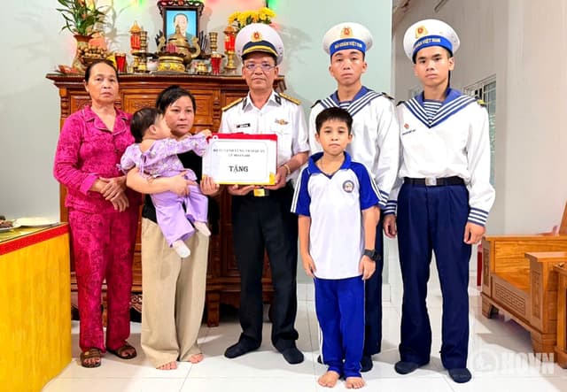 Lữ đoàn 680 làm công tác dân vận trong huấn luyện, hành quân dã ngoại