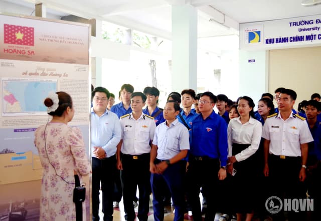 Triển lãm “Tuổi trẻ với biển đảo quê hương” tại Đà Nẵng