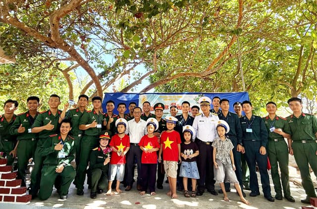 Đoàn công tác số 6 thăm Trường Sa và Nhà giàn DK1