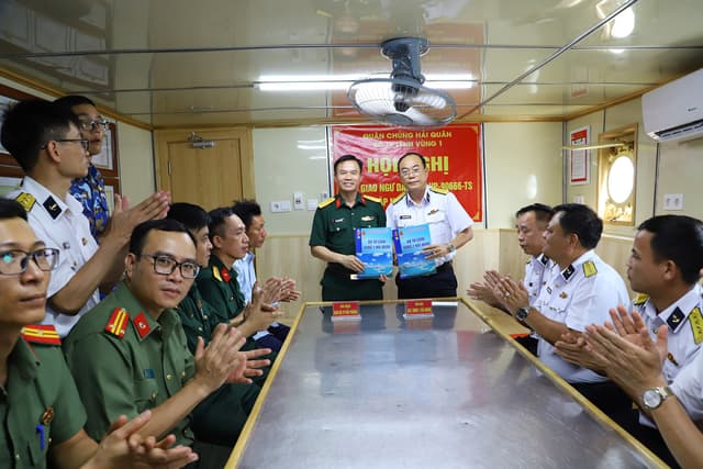 Vùng 1 Hải quân bàn giao thuyền trưởng tàu cá bị nạn