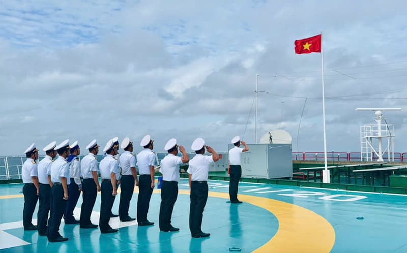 Bộ đội nhà giàn đón năm mới vui tươi, sẵn sàng chiến đấu cao