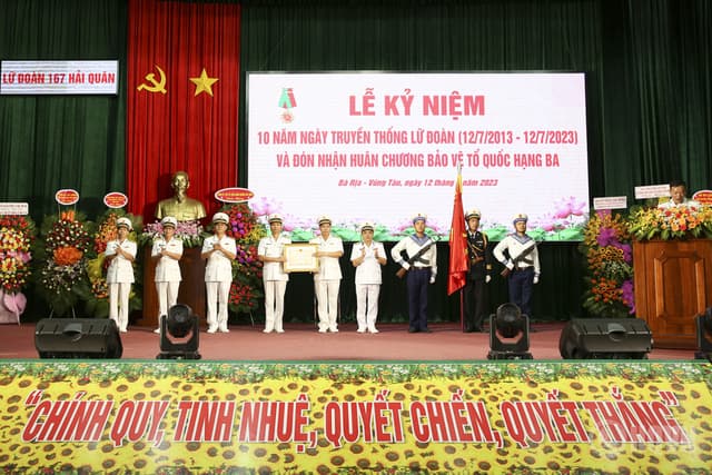 Xây dựng đơn vị vững mạnh về chính trị, hoàn thành tốt mọi nhiệm vụ được giao
