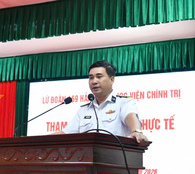 Đoàn cán bộ, học viên Học viện Chính trị nghiên cứu thực tế tại Lữ đoàn 169