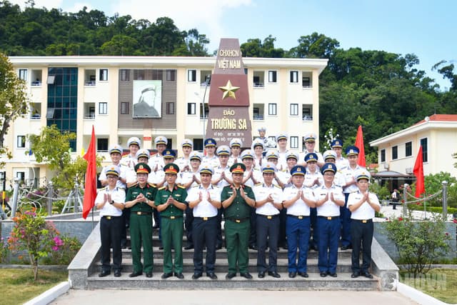 Đoàn cán bộ, học viên Học viện Chính trị nghiên cứu thực tế tại Lữ đoàn 169