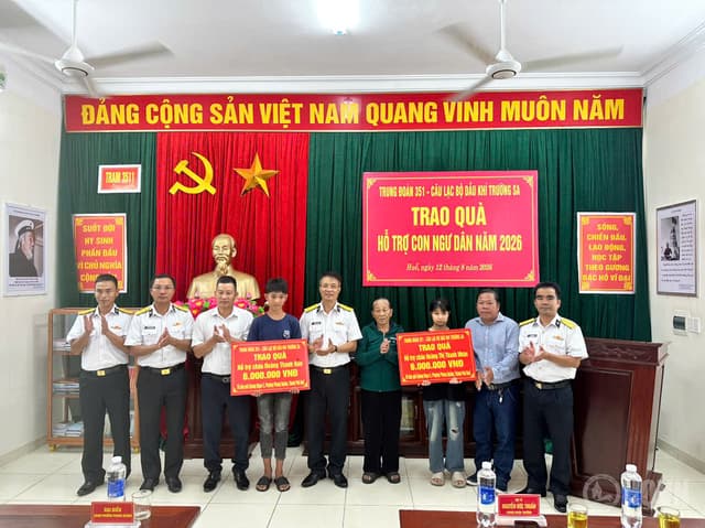 Trung đoàn 351 tặng quà con ngư dân