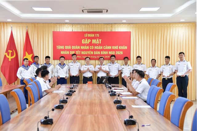 Lữ đoàn 175 tặng quà quân nhân có hoàn cảnh khó khăn