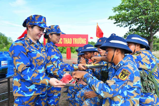"Bát nước thao trường" giữa mùa nắng đảo ngọc