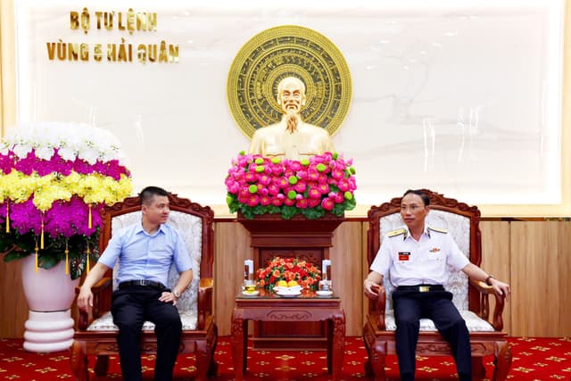 Đoàn công tác Báo Dân trí và Hội Biển đảo Việt Nam thăm Vùng 5 Hải quân