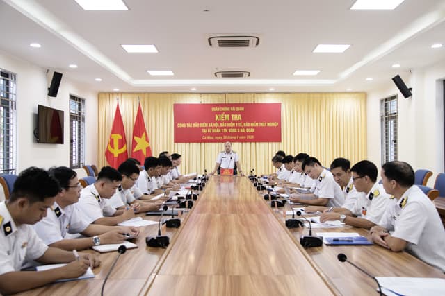 Quân chủng Hải quân kiểm tra công tác bảo hiểm tại Lữ đoàn 175