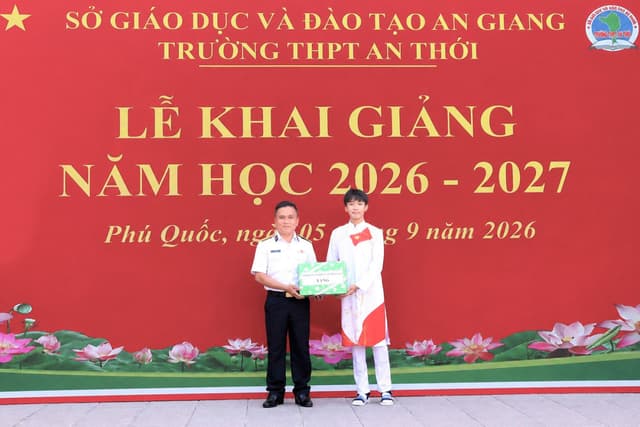 Lữ đoàn 127 tặng quà học sinh là con ngư dân có hoàn cảnh khó khăn
