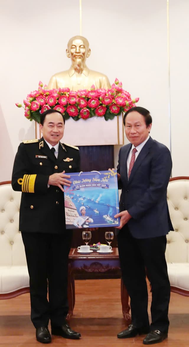 Tư lệnh Hải quân thăm, chúc Tết thành phố Hải Phòng