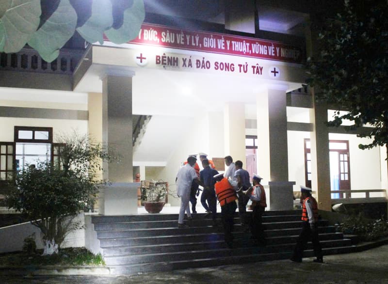 Bệnh xá đảo Song Tử Tây cấp cứu kịp thời ngư dân Quảng Ngãi bị giảm áp do lặn sâu